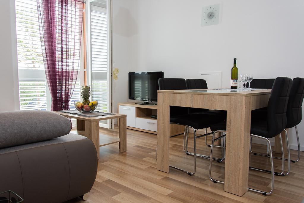 Žrnovnica Apartment Gamma With Hydromassage Mini Pool Near Split מראה חיצוני תמונה